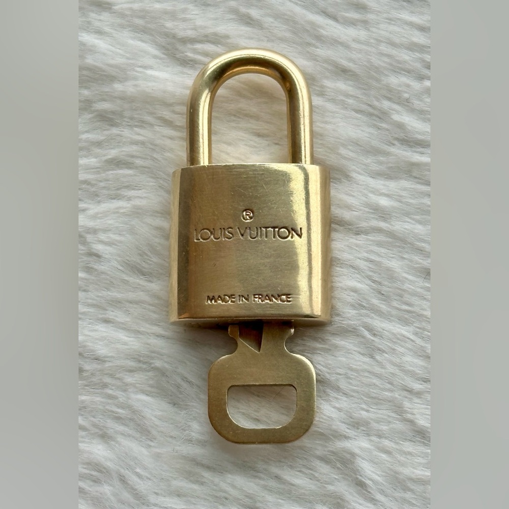 Louis Vuitton Gold Padlock with Key Charm 323 - Picture 3 of 9
